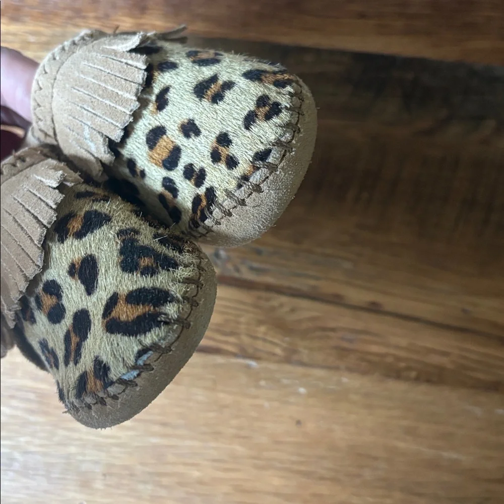 Minnetonka Baby/Toddler Leopard Print Fringe Moccasin - Tan size 4